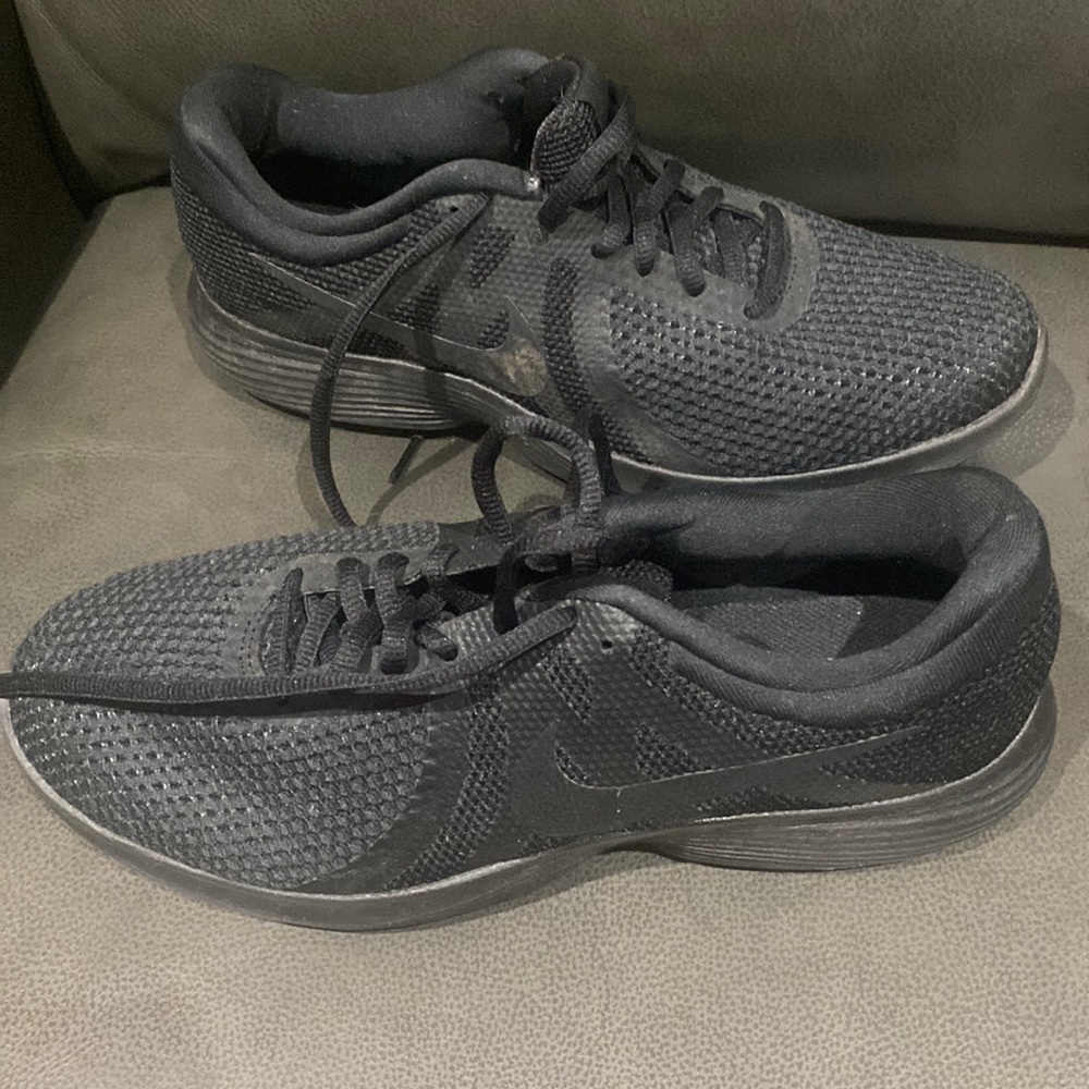 Men Barely Worn Black Sneakers Size 8